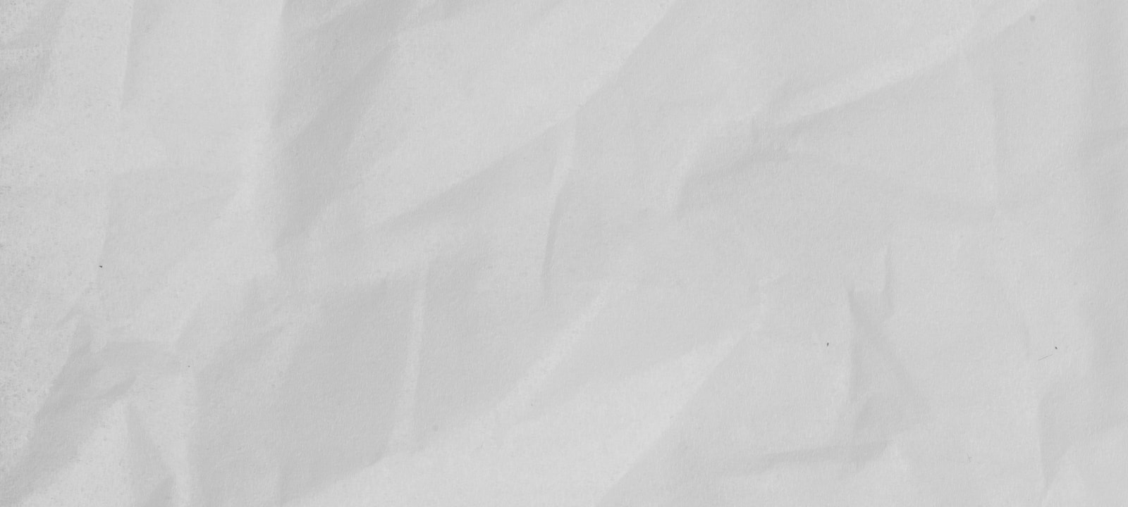 Planches à découper en bois, pain au levain et coutellerie sur un plan de travail