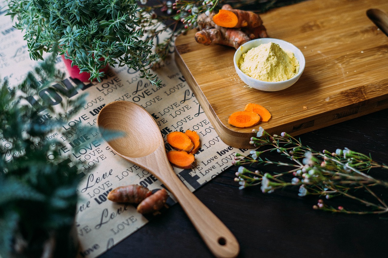 Planche à découper et ustensiles en bois sur une table en bois