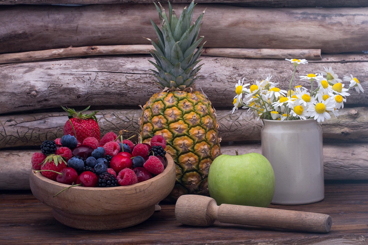 Coupe en bois avec fruits — présentation sur table